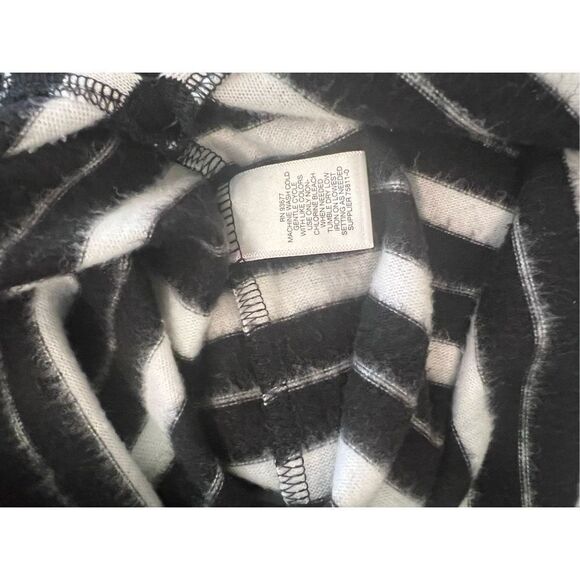 Liz Claiborne Weekend Black and White Striped Tunic Style Top - Picture 7 of 7